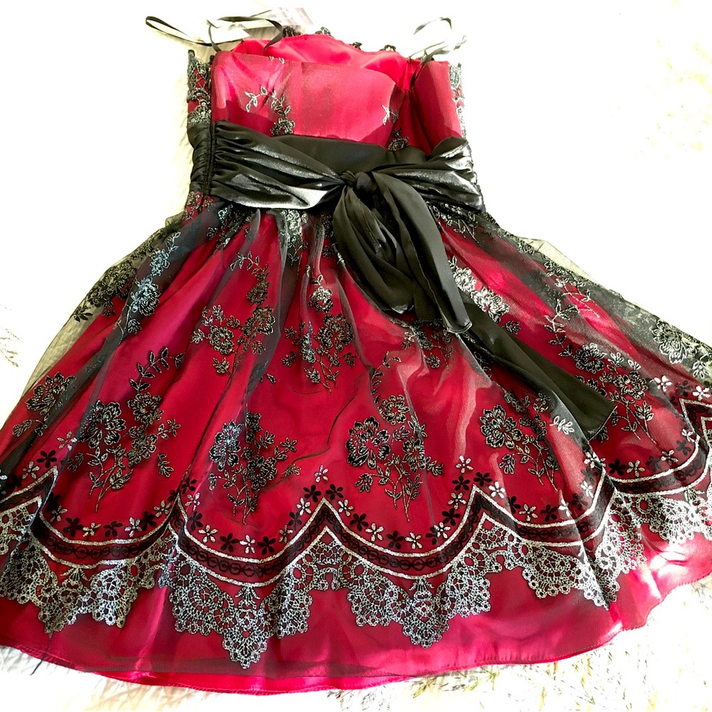 Evening Dress NWT Size 7 Homecoming Dress Red/Black